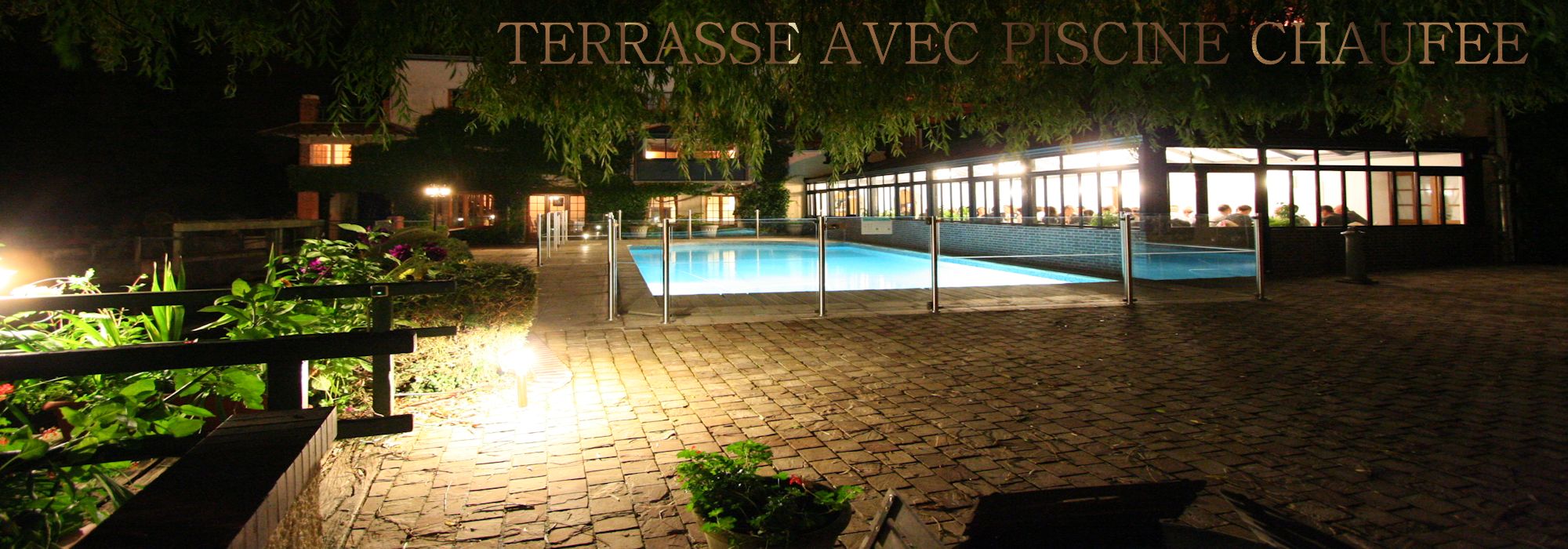 accueil_13_piscine_nuit.jpg